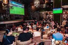 ảnh chụp màn hình quán cafe xem bóng đá đêm ở hà nội