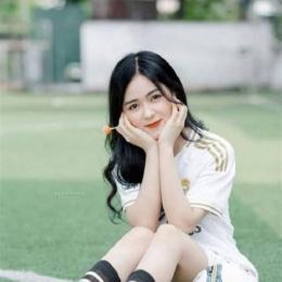 gái xinh mặc áo bóng đá