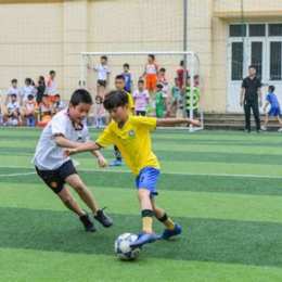 học sinh đá bóng