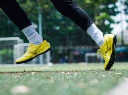 hướng dẫn sử dụng giày đá bóng cho chân be ngang