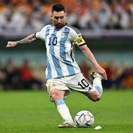messi đá bóng