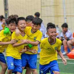 một trường học có tỉ lệ học sinh thích bóng đá là 45 thích bóng rổ là 60