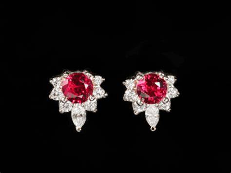 tính năng nổi bật bông tai đá ruby đỏ