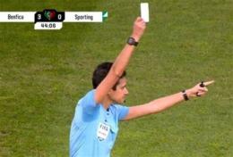tính năng nổi bật thẻ trắng trong bóng đá là gì