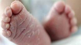 tính năng nổi bật trẻ bị bong da tay chân là thiếu chất gì