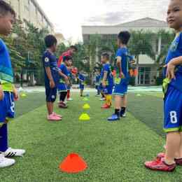 trẻ em đá bóng